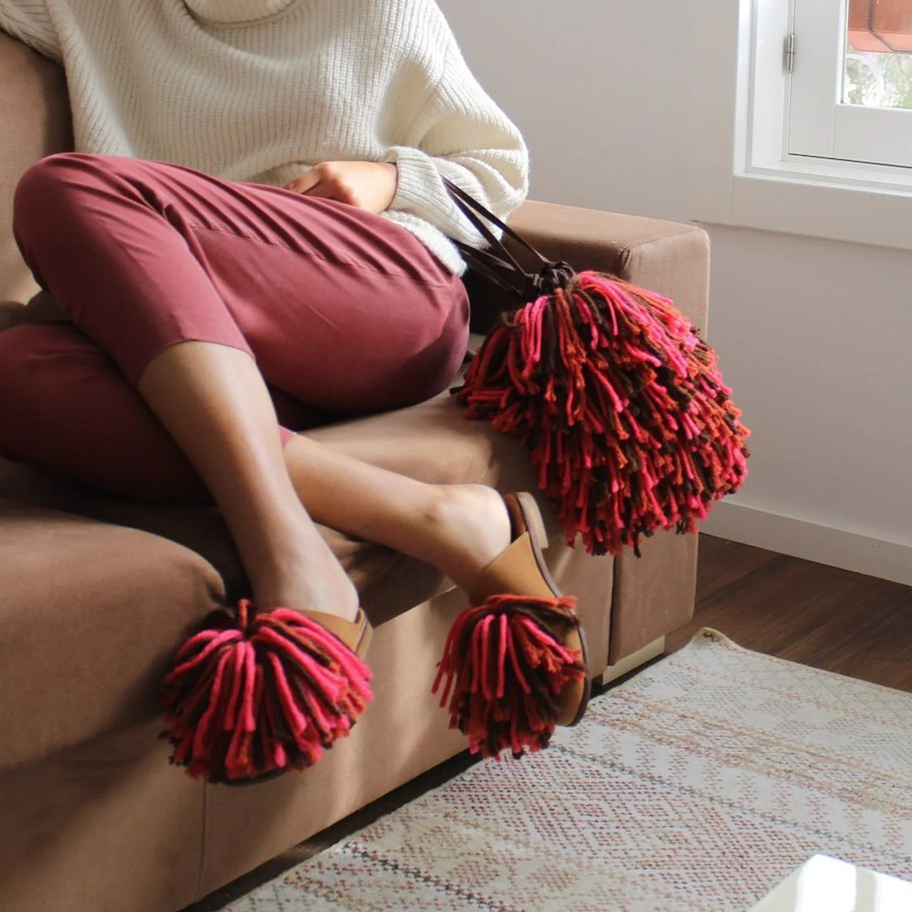 Entrudo | Burgas Slippers with wool fringes pink - Image 4